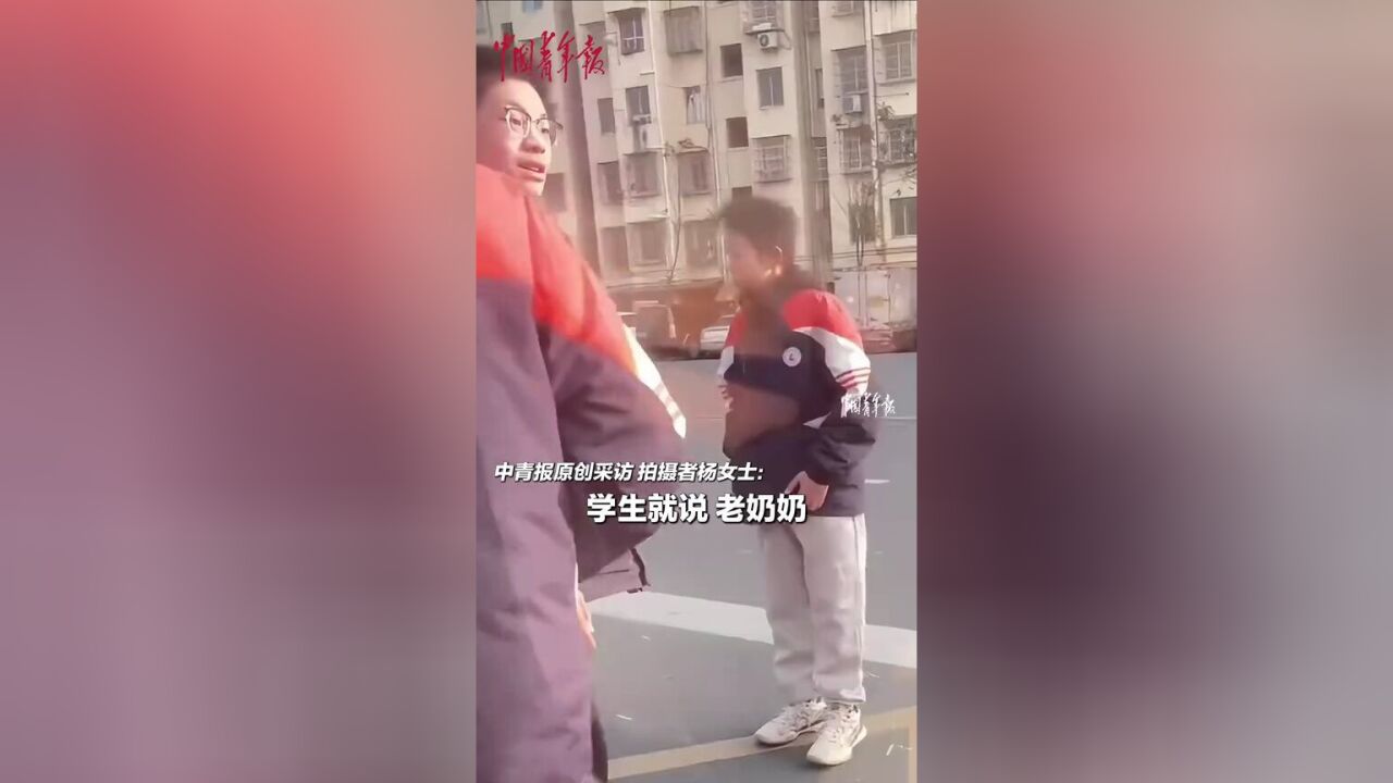 偶遇疑似走失的老奶奶,4名学生为老人买面包充饥,主动陪伴老奶奶直至警察到来.