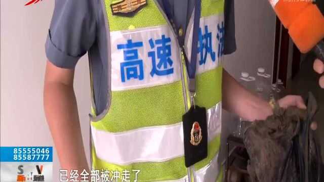 抢险中遇山洪“泥人”照片获点赞