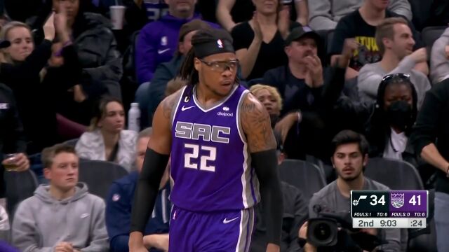 米切尔人群之中送出助攻 霍姆斯接球打板出手完成2+1