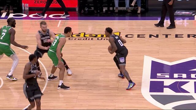 接球干拔干脆利落 戴维斯底角三分架炮精准命中