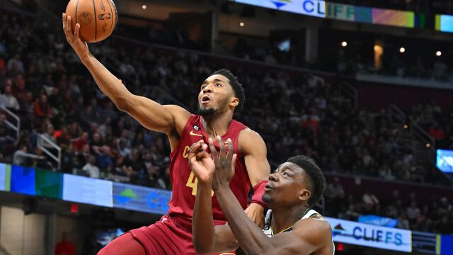 米切尔vs掘金集锦 全场22+3+3空中折叠技惊四座