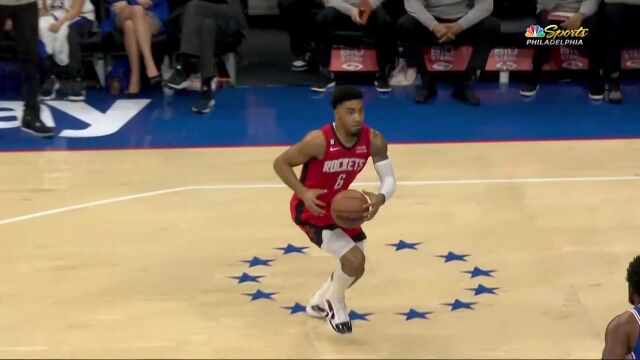 吓得大帝赶紧躲开 小马丁接球滑翔飞扣