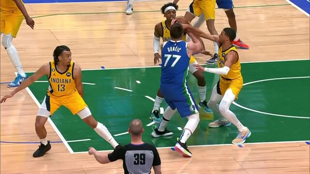 祭出拿手绝活 东契奇背打抛投出手完成2+1