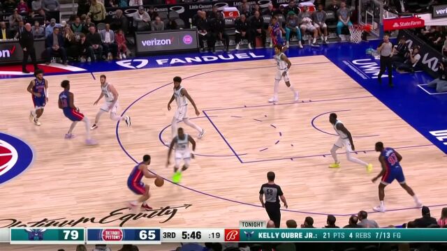 早已卡好位置！怀斯曼驻守篮下飞身补扣