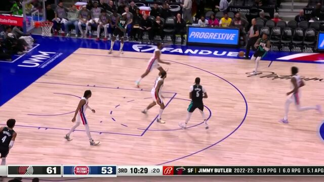 外线对轰毫不手软 伯克斯底角三分还击格兰特