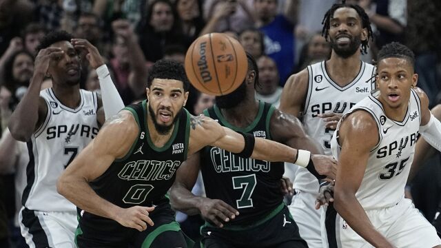 凯尔特人121-116马刺 马刺八人上双不敌双探花63分