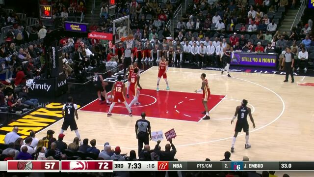 快刀斩乱麻！利拉德见缝插针杀入禁区上篮得手