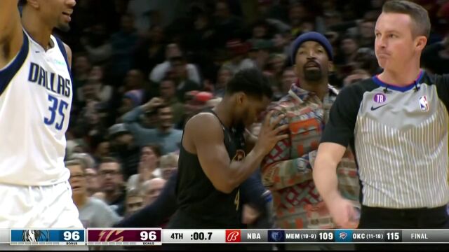 米切尔最后一攻被吹进攻犯规 场边Jr史密斯怒喷裁判申诉