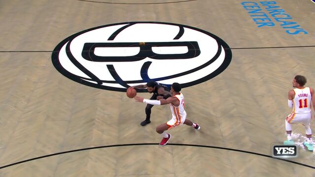 所有的技巧全部囊括了 欧文急停后撤步拉球中投稳稳命中