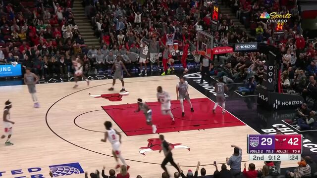 扩大比分！德罗赞接球手起刀落三分空心入网