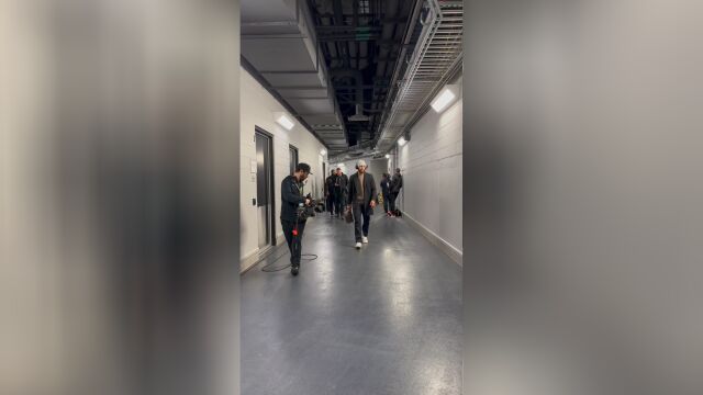 穿上了帅气西装！库里绅士风穿搭走进球员通道