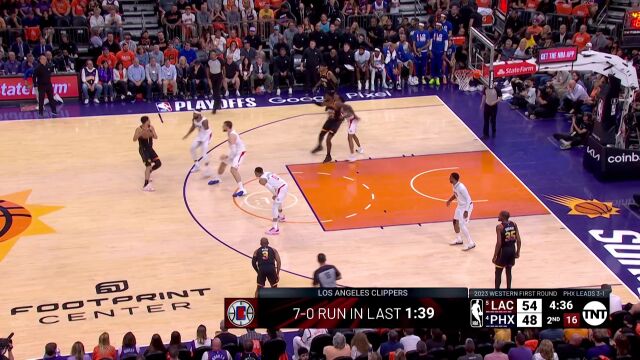 身体天赋肉眼可见 艾顿利用身高优势强吃禁区扣篮打进