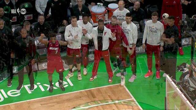 塔图姆关键三分砸筐而 巴特勒送上迷之一笑