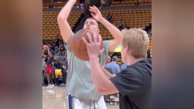 斗志燃起来了！约基奇赛前训练游刃有余状态轻松