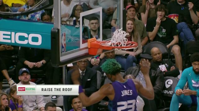 人群中一撮绿毛闪出！凯-琼斯飞天遁地暴扣如饿狼扑食