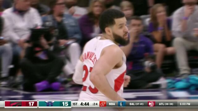 六英尺依旧在篮下翻江倒海！范弗利特连续晃动压哨打进