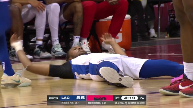 扭着身子也照进不误！路易斯-金随手一抛打成2+1