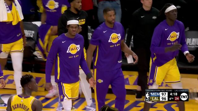 一出手就惊艳全场！拉塞尔关键时刻两记三分救火救难