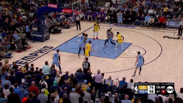 强硬表现碾压禁区 贝恩迎着防守强杀篮下造成2+1