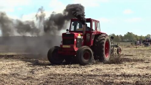 实拍农村田地开拖拉机耕地比赛,还能玩漂移,这性能厉害了! - 腾讯视频