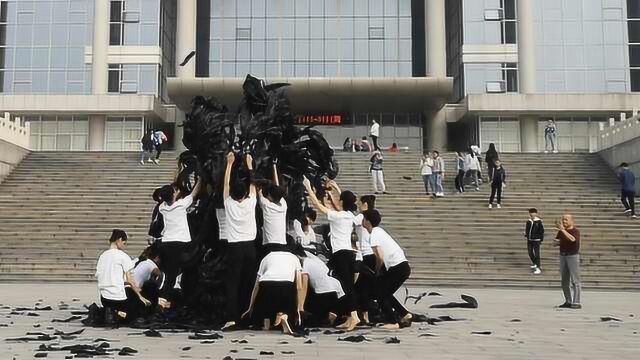 敬畏自然!30大学生裹垃圾袋跳舞:倡导环保