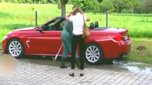 女司机乱停车，自己的超跑被灌满水！这个恶搞本钱好高啊