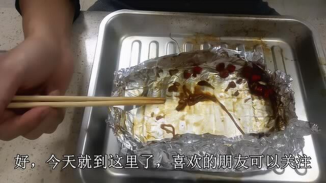 小伙制作锡纸金针菇,吃了一大盆