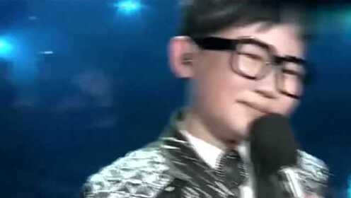 天籁童声万宇豪技惊四座,连唱两首歌听的心都醉了