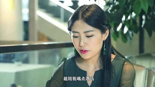 小伙陪美女吃饭,听美女说喝酒会乱性,果断让服务员上酒