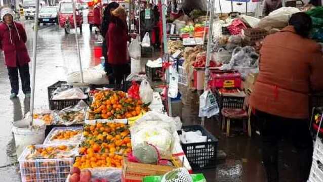 雨雪天气中的陕北子长县杨家园则集市显得有些冷清