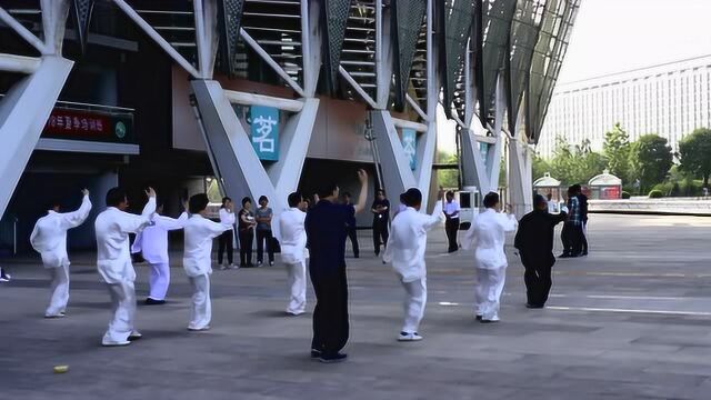 实拍济南奥体中心广场上的唯美太极拳表演