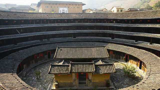 福建永定土楼,不用一根钉子,历经多次台风地震,600年屹立不倒