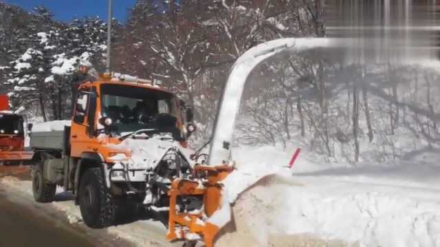 乌尼莫克卡车挂载推雪板除雪作业,司机看似很悠闲啊