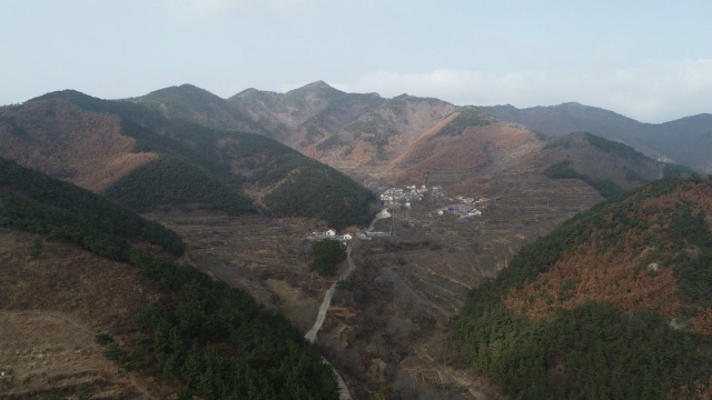 航拍胶东丘陵深处的一个小山村,环境相当清静