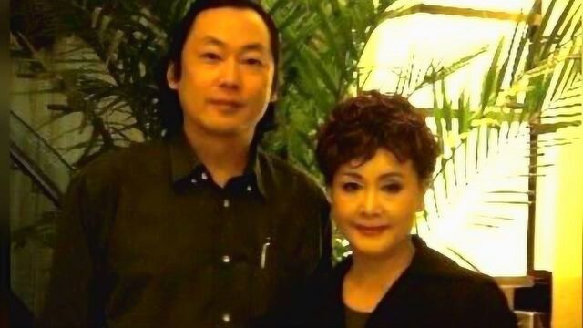 74岁李谷一近照 与二婚丈夫合影似母子 女儿端庄漂亮