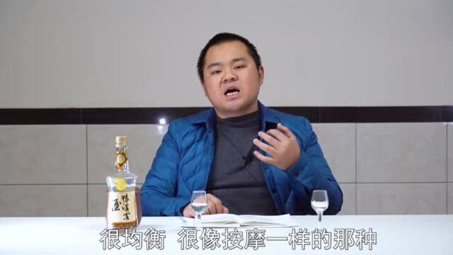 95年左右鸭溪窖酒色泽诱人香气优雅入口柔顺滋味丰富,酒中美人