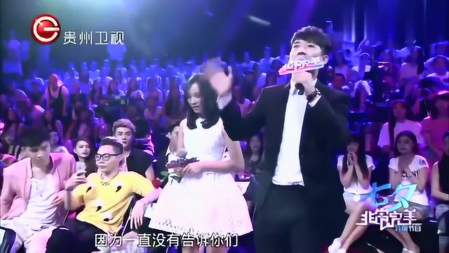 表演过程中,宋松突然走下舞台,在女孩面前单膝跪地引全场沸腾!