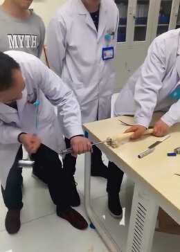 这骨科医生的工具真齐全 - 腾讯视频