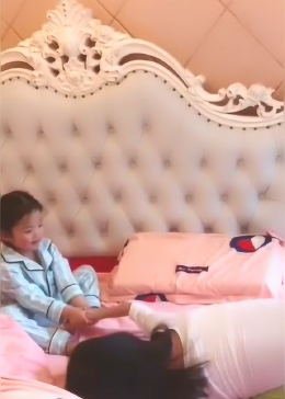 最近这位残疾妈妈火了，要依靠女儿才能上床，网友：女儿真可爱