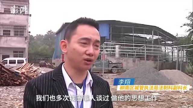 男子花高价给违建铺迷彩瓦:怕卫星拍到