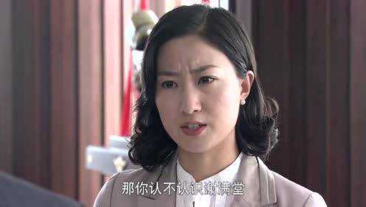 谢宁拿着自己的玉佩表明自己的身份并质问刘玉林