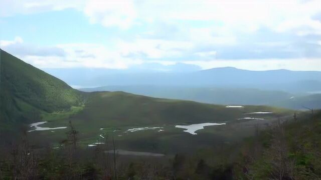 潺潺流淌的山涧小溪,高耸入云的雪山,景色壮观