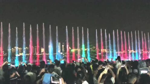 江西省南昌市红谷滩新区秋水广场音乐喷泉的壮观景象 - 腾讯视频