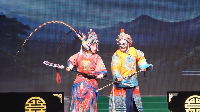 秦腔《大刀王怀女》武戏表演,女角武打演技精湛,现场喝彩声不断