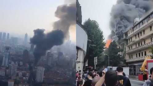 武汉江汉饭店突发大火浓烟滚滚 消防：火情已控制，暂无人员伤亡
