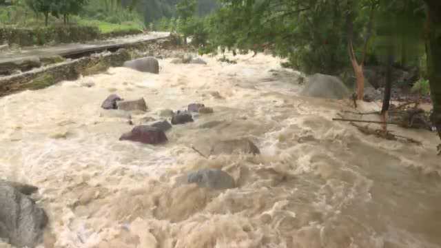 广西灌阳县暴雨侵袭发生山洪致房屋倒塌2人死亡 村民 好大的水