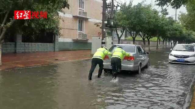 四川德阳市普降暴雨 城区出现内涝 多部门正在救援