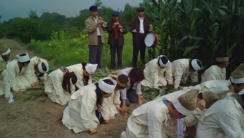 梦回乡愁，解析梦见亲戚家披麻戴孝上坟的深层含义