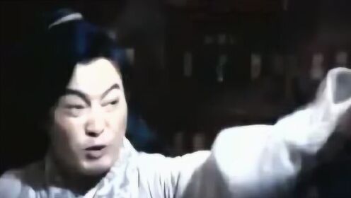 姬无力攻进同福客栈,白展堂上前抵抗,不料却被打成重伤