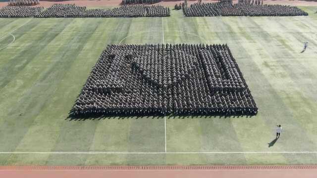 场面超燃!哈工大军训汇演钻火圈,1200人组方阵花式方阵